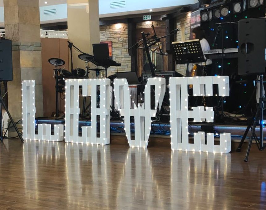 Napis LOVE drewniany