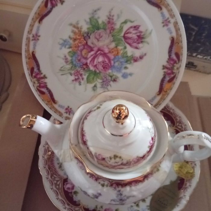 Loiça a estrear conjunto taça Cristal Opera + Bule e 2 prato Limoges, total 50€, oferta prato regular e 6 taças de sobremesa