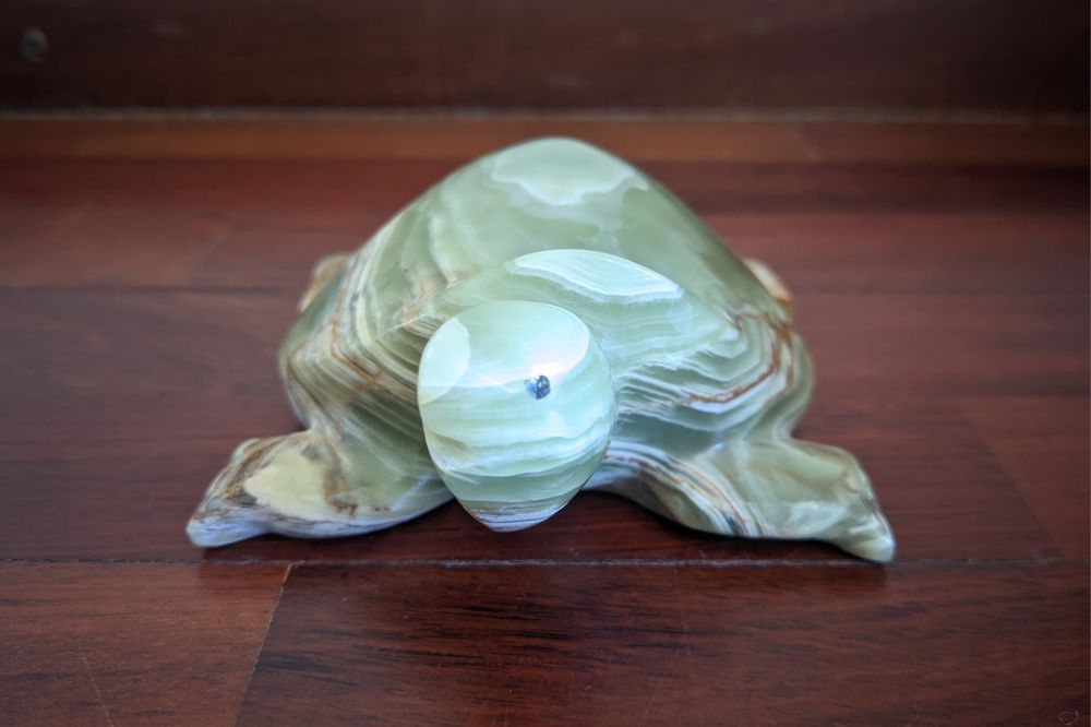 Tartaruga esculpida em onix verde.