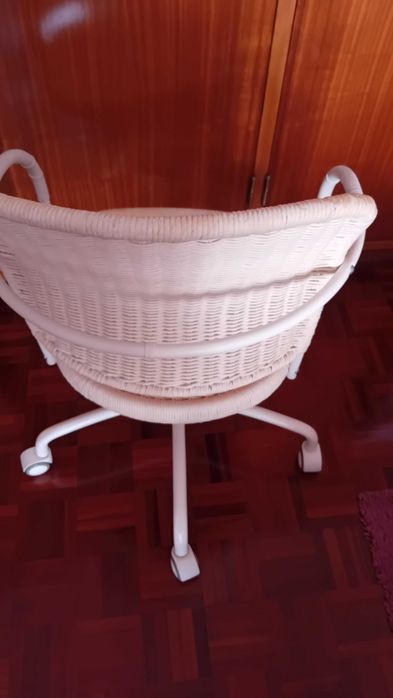 Cadeira Giratória IKEA STIGBYGEL com Braços – Bege/Branco