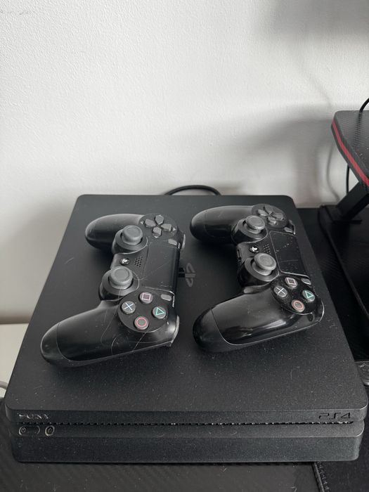 PS4 1TB z dwoma padami.