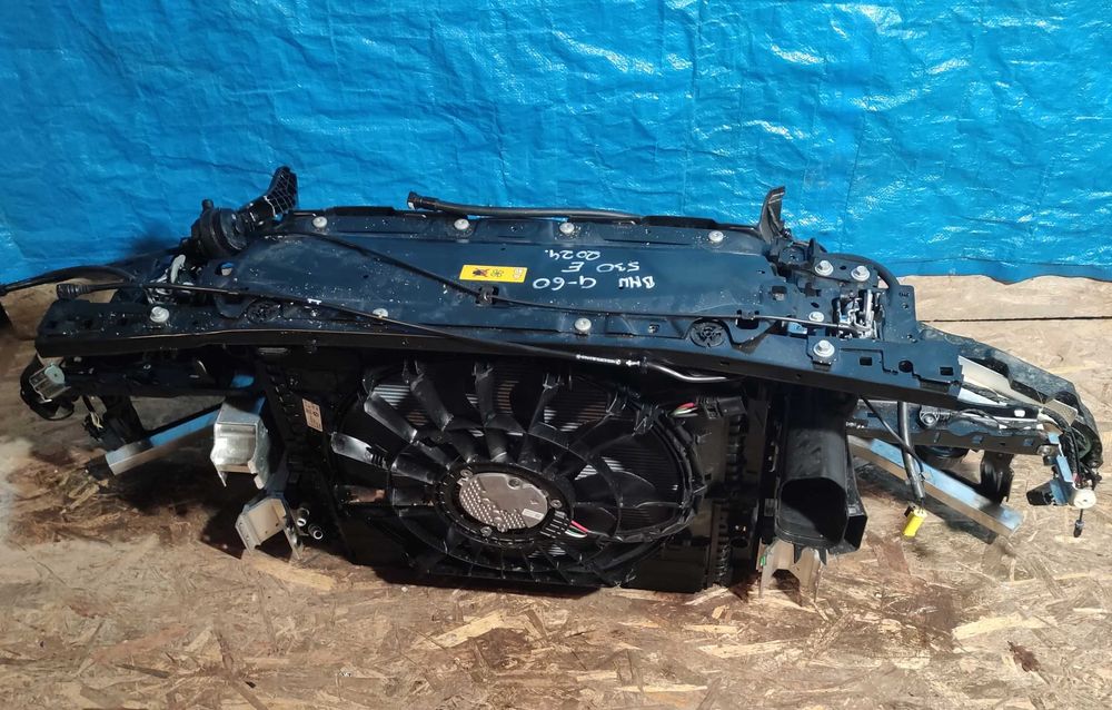 BMW 5 G60 G61  Передня панель телевізор