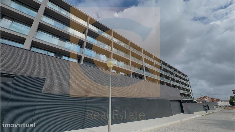 Apartamento Novo com Varanda e Garagem junto ao Hospital de São João –