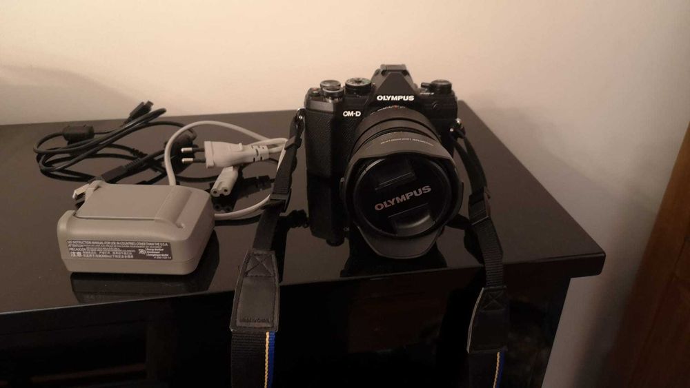 Olympus M5 Mark III, com Objectiva 12x40 F2/8 como nova