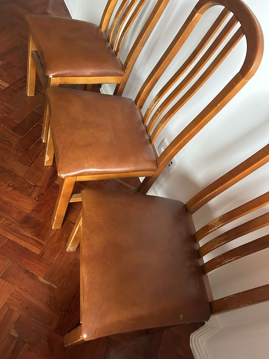 3 cadeiras de madeira