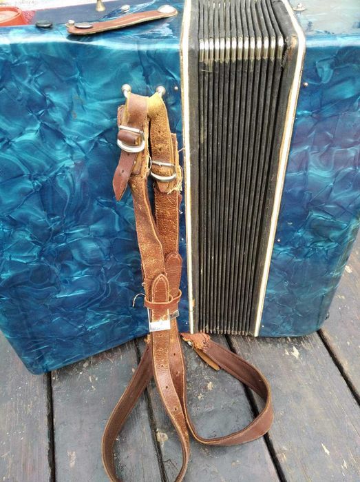 Продам аккордеон під реставрацію та відновлення .