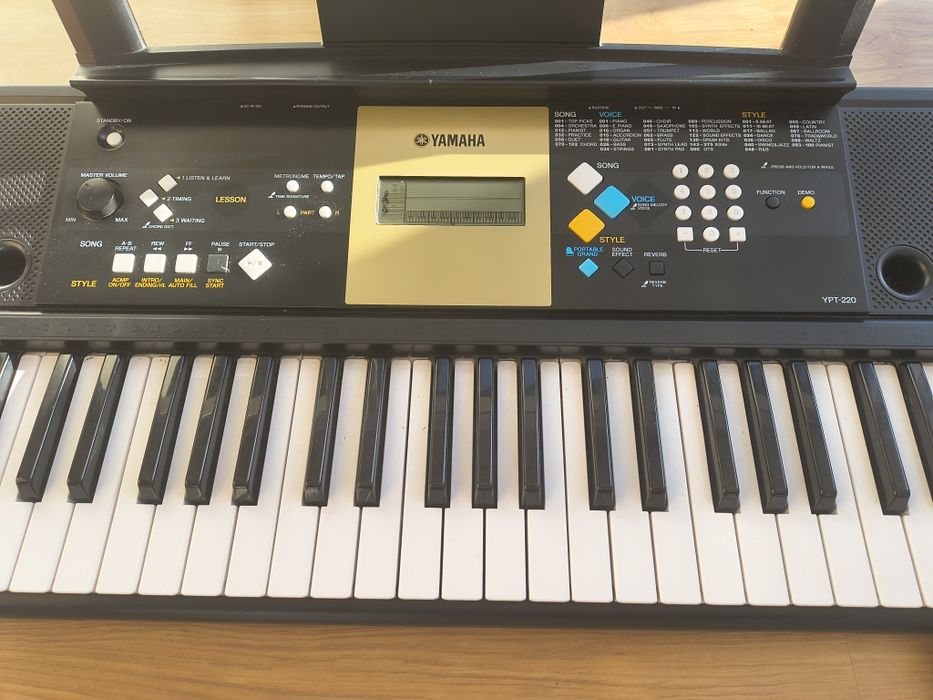 Yamaha YPT 220 keyboard