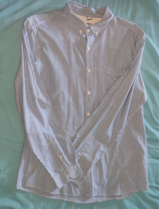 Camisa azul e branca