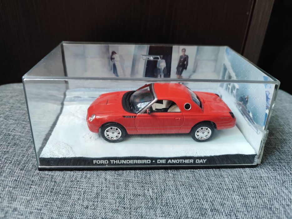 Model samochodu Bonda 007  Ford Thunderbird