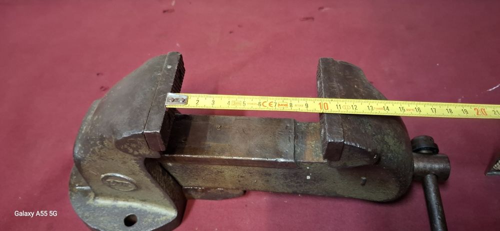 Torno de bancada marca Oliva N°1