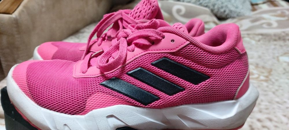 Кросівки фірма Adidas жіночі р.36