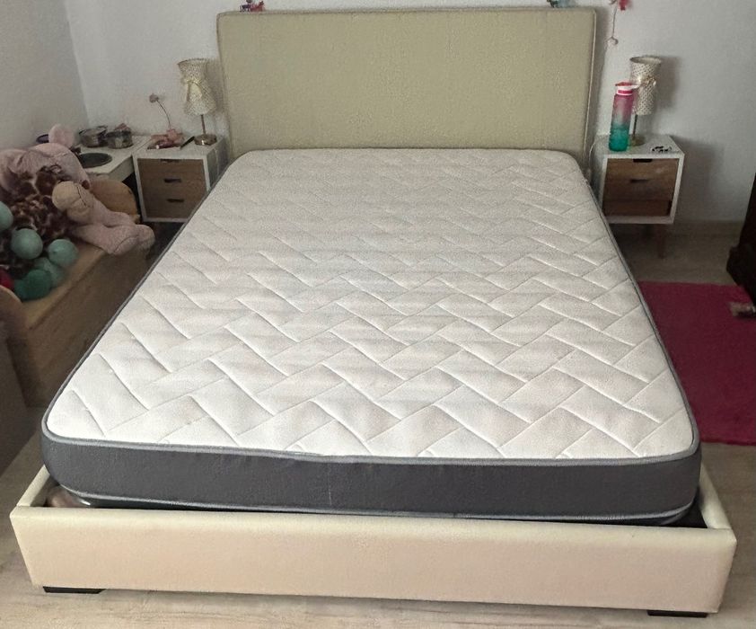 Cama com estrado e colchão