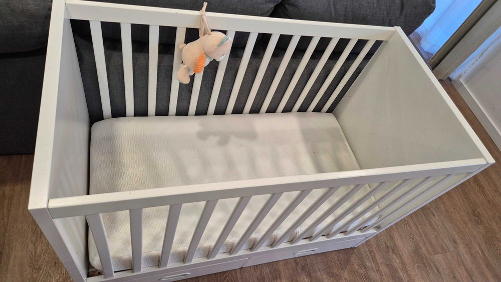 Berço IKEA Stuva com gavetas, colchao e guarda de grades