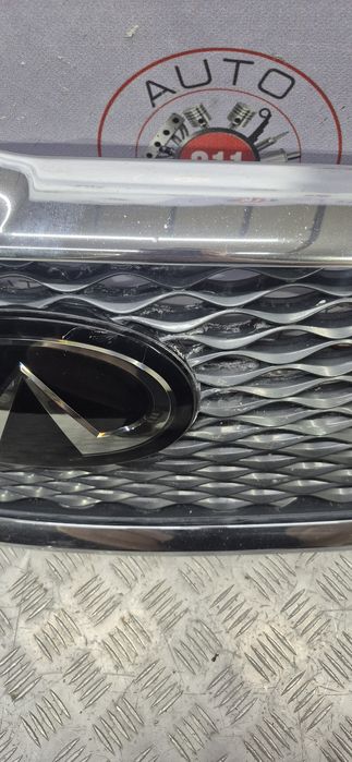 Решітка радіатора з емблемою на Infiniti Q60 2017-2022