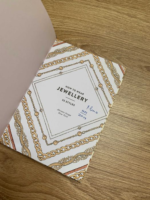 Livro - How to wear jewellery - 55 styles