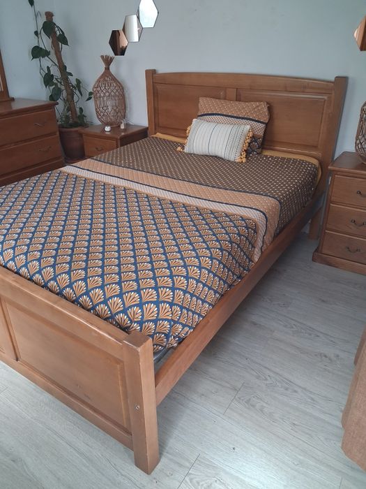 Mobilia de quarto completa em Madeira ( cama de casal, comeda, espelho e 2 mesas de cabeceira.),