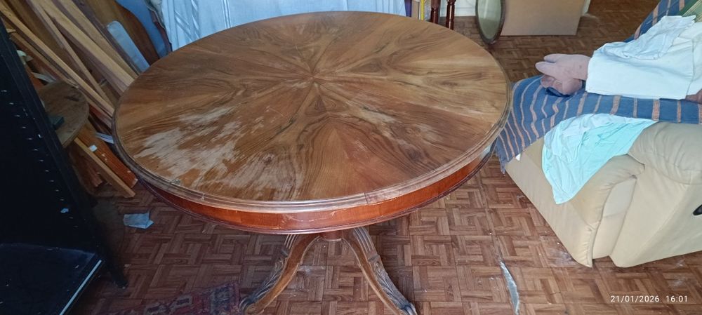 Mesa redonda em nogueira
