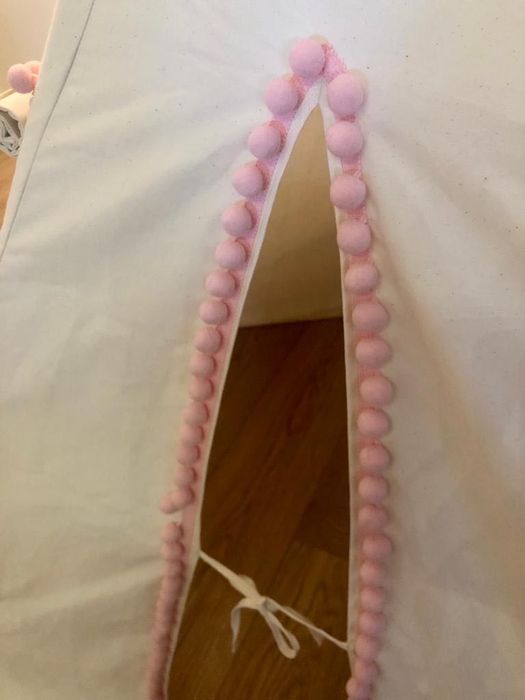 Teepee (tenda) creme com pompons cor de rosa