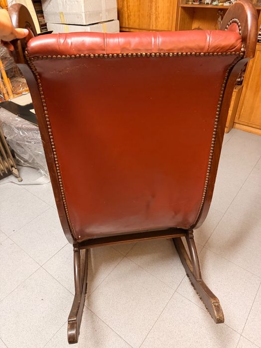 Fire sale: Cadeira de baloiço clássica em pele (estilo chesterfield)