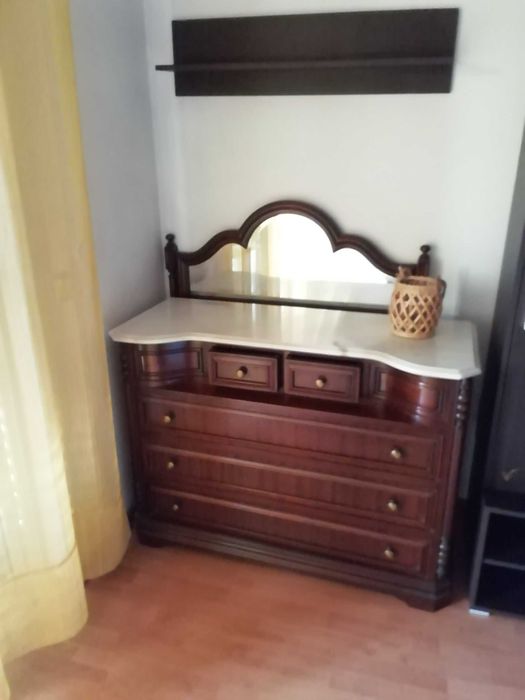 Móveis de quarto em muito bom estado. Madeira macissa.