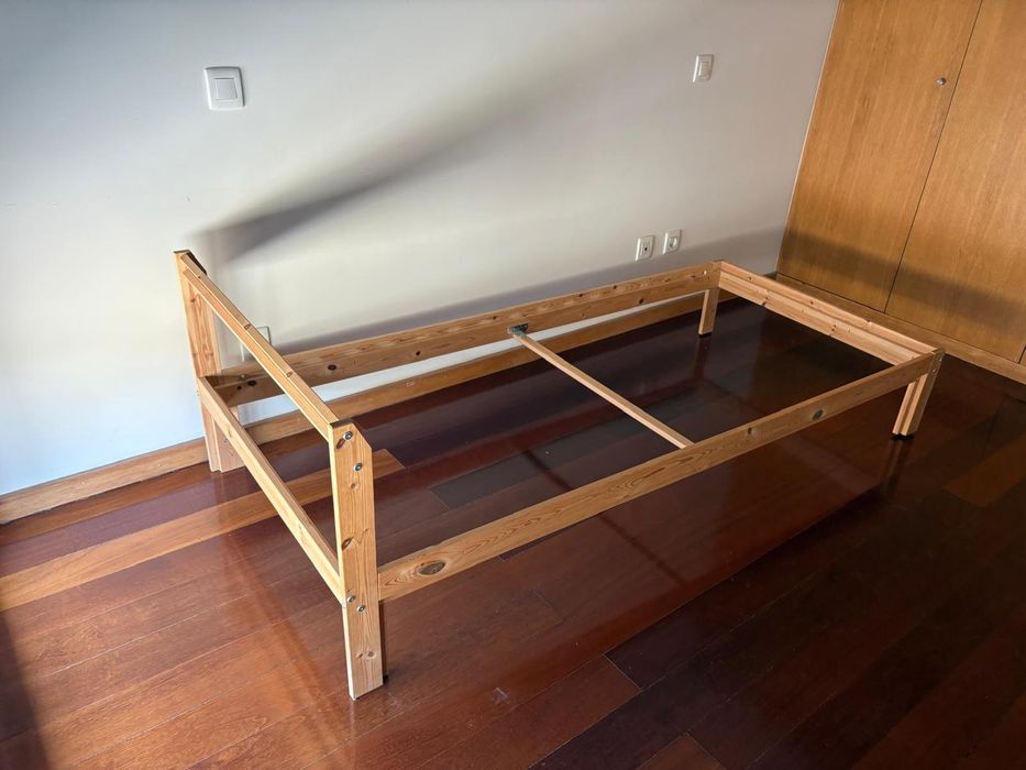 Cama individual em madeira