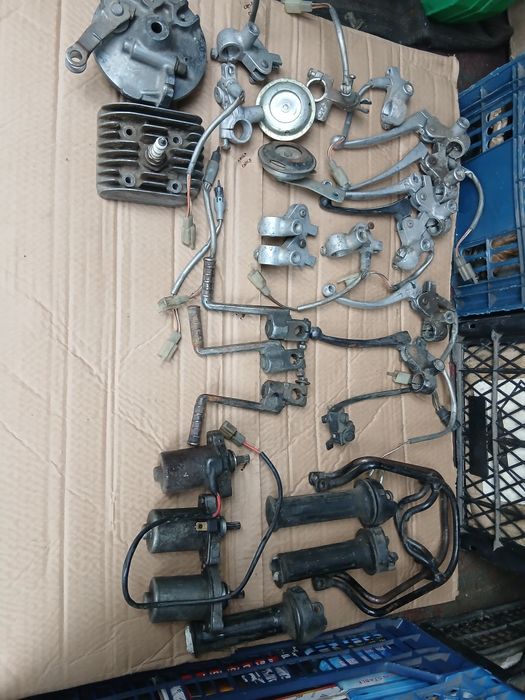 Сузукі Летс 2-  запчастини двигуна ,пластик