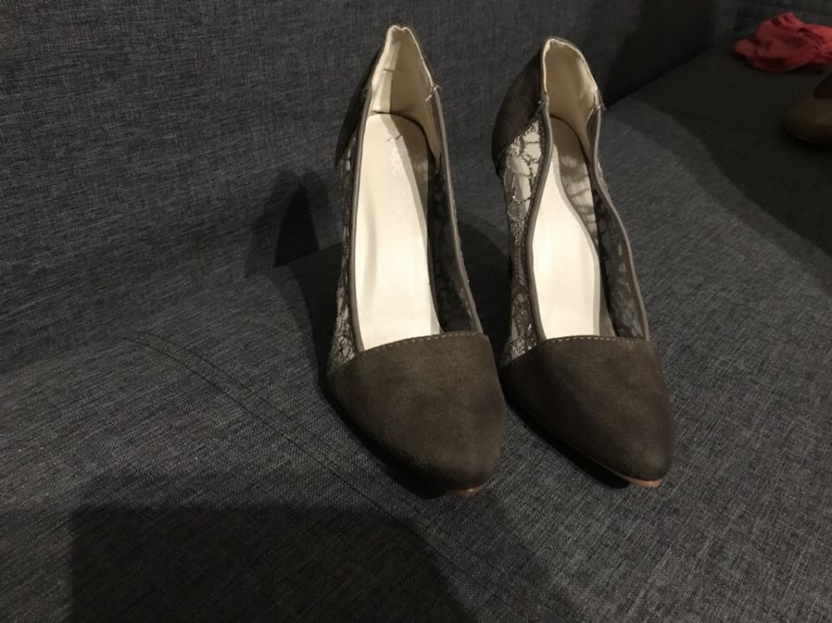 Nowe kremowe z koronką szpilki