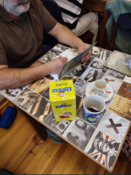 Mesas de Madeira e tampo em azulejos