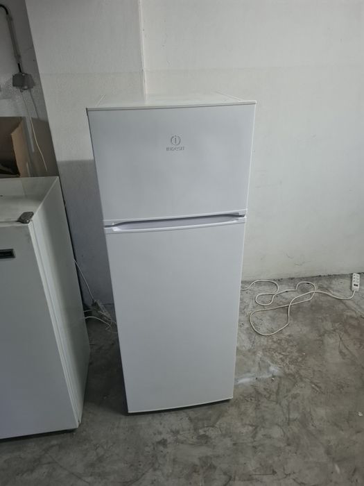 Frigorífico indesit a um preço acessível 1.41 altura e 0,54 largura de momento so congela em cima no congelador,  a parte de baixo faz pouco frio.