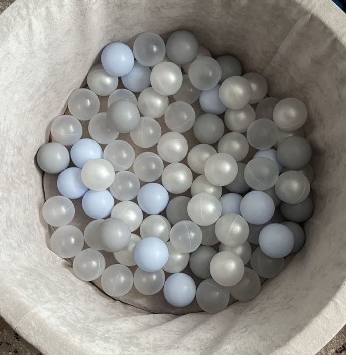 Сухий басейн з кульками