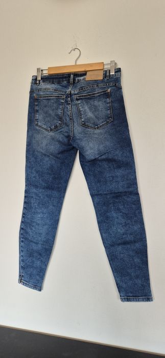 Spodnie jeansowe damskie granatowe dziury Mohito 36