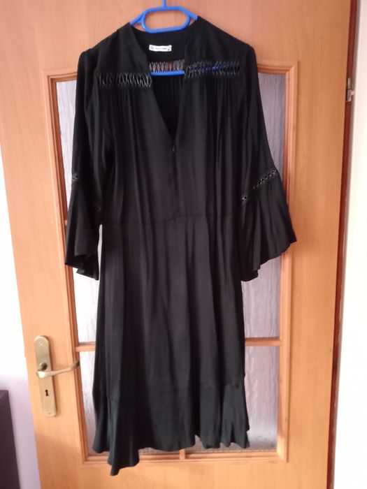 Sukienka czarna za kolano