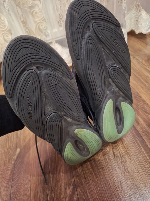 кросівки Adidas Ozelia у чорному кольорі, модель H04250. 
Дізнатися більше