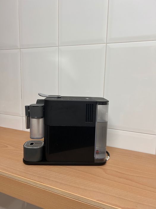 Nespresso machine, like new, DeLonghi