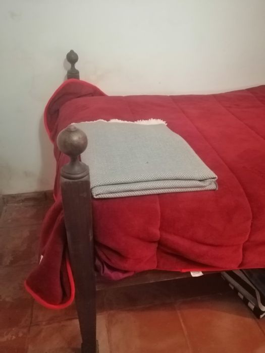 Cama com embutidos