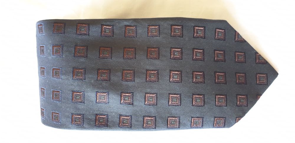 Gravatas HUGO BOSS original a 15€ cada. Classe e distinção!