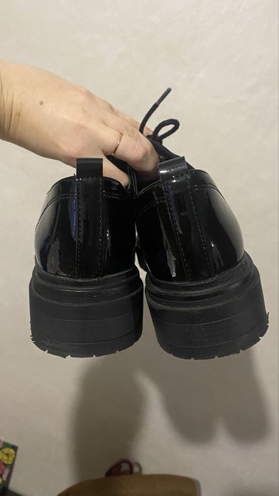 Чорні лаковані туфлі-оксфорди