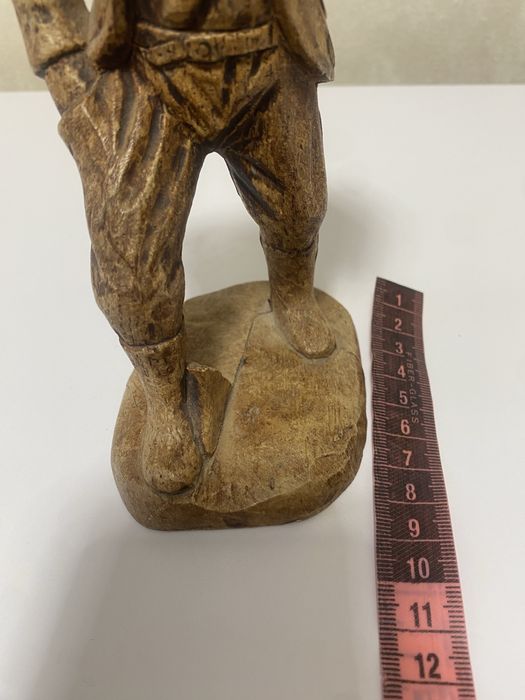 Деревʼяна скульптура селянин