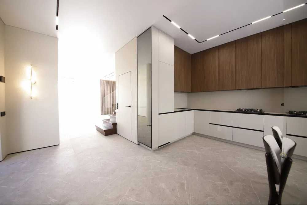 Вітаю. Продаж будинок, дуплекс з ремонтом, окремий заїзд, газ.