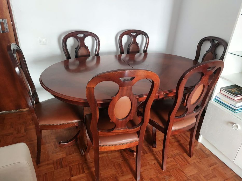 Mesa de jantar em bom estado