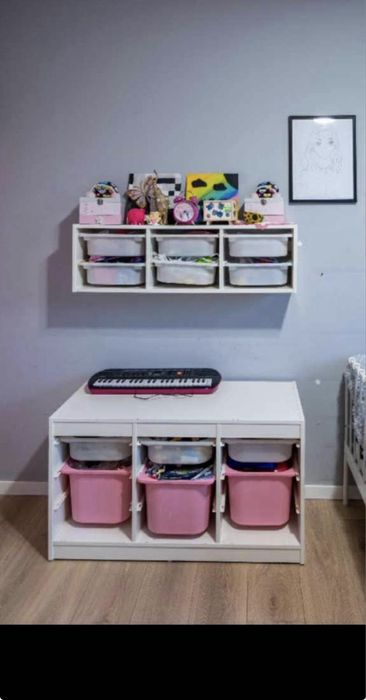 Szafka oraz półka z pojemnikami do pokoju dziecięcego