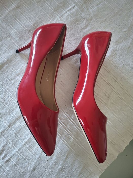 Sapatos de verniz. Cor vermelha. Nuncs usados