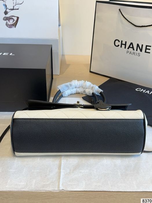 Сумка Chanel Urban Essential East West Small AS6288 31 см чорно-біла  В НАЯВНОСТІ