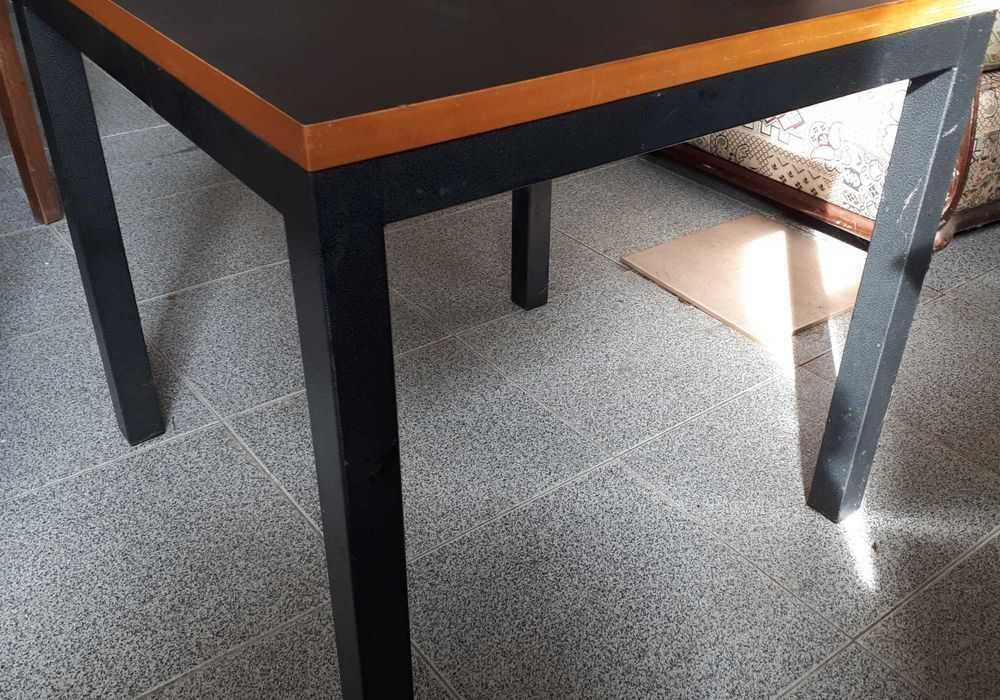 Mesa de apoio com tampo em madeira e estrutura em ferro