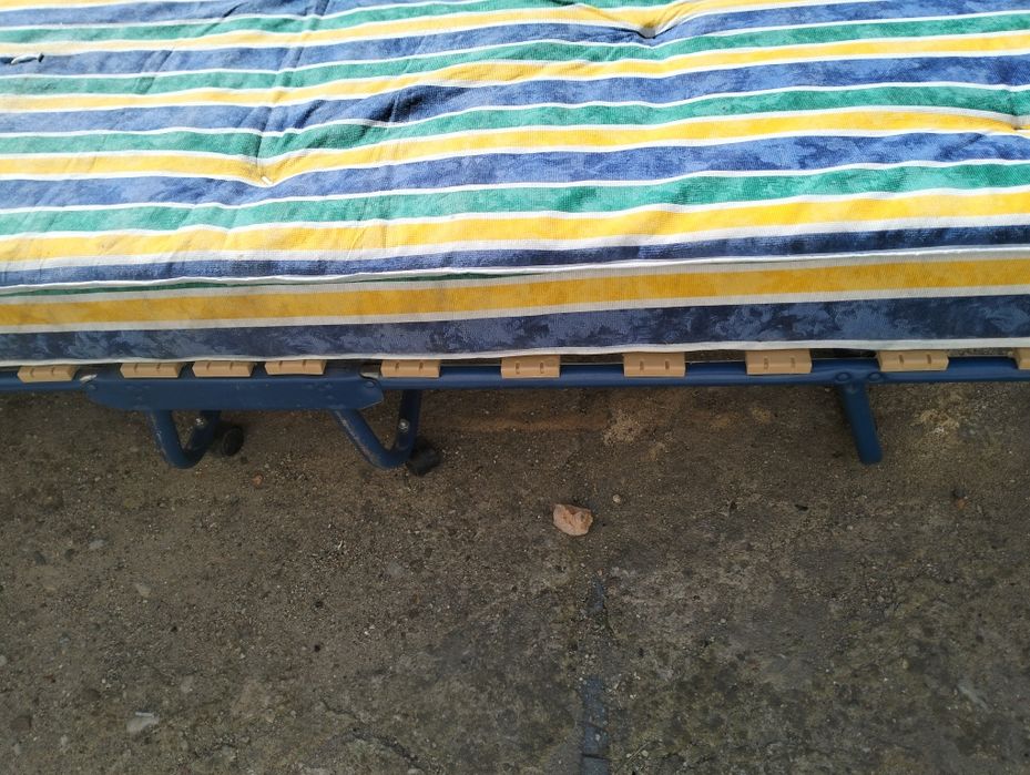 Łóżko polowe z materacem.