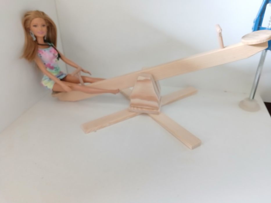 Huśtawka dla lalek Barbie Monster High Rainbow High