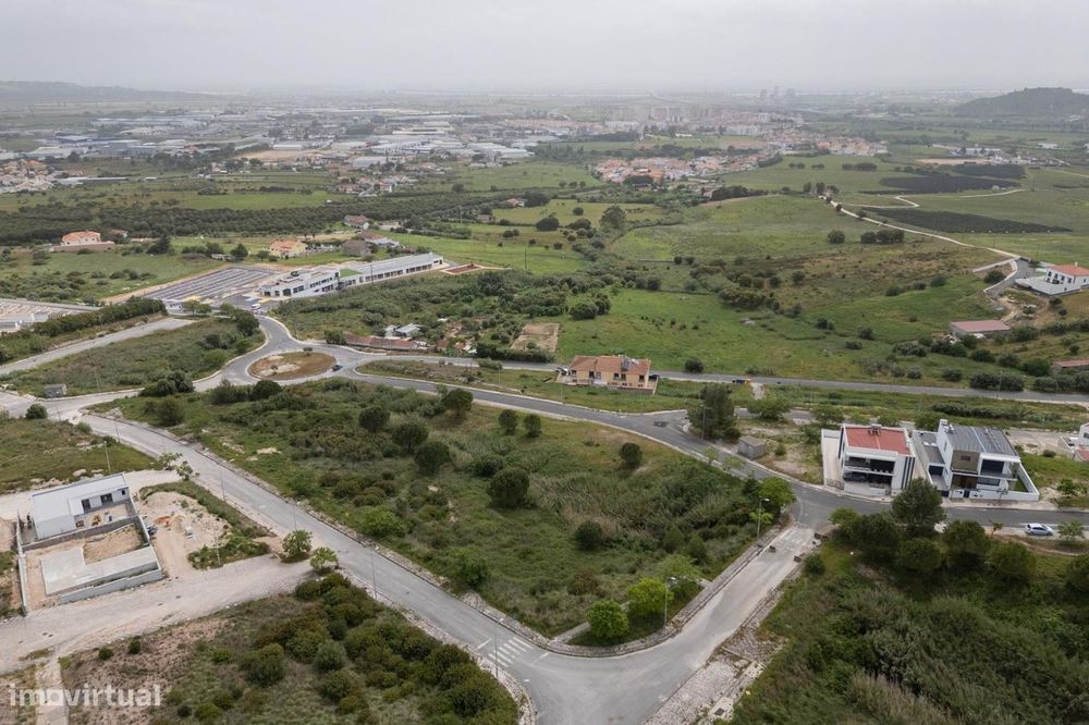 Lote de 730 m2 com Alvará para Prédio de 9 Frações em Alenquer