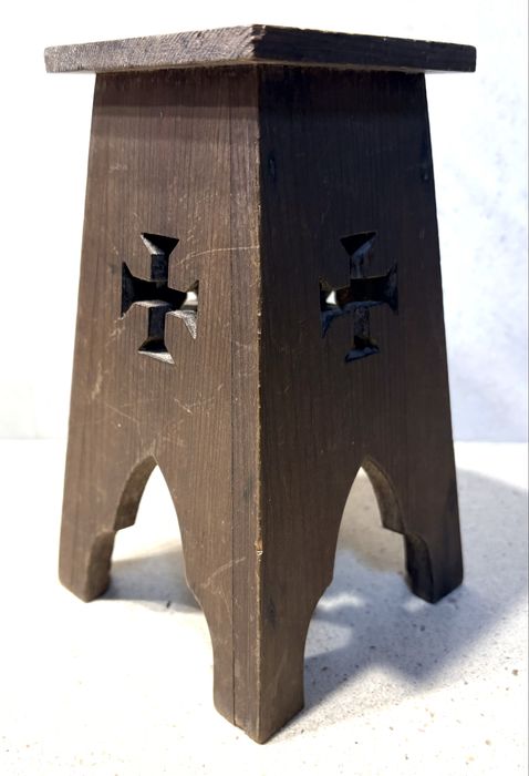Antigo pequen pedestal em madeira para uma escultura religiosa / Santo