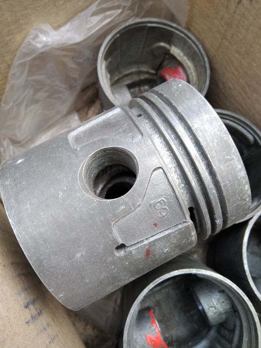 Поршня двигуна на ГАЗ - 51,  52, ГаЗ -69