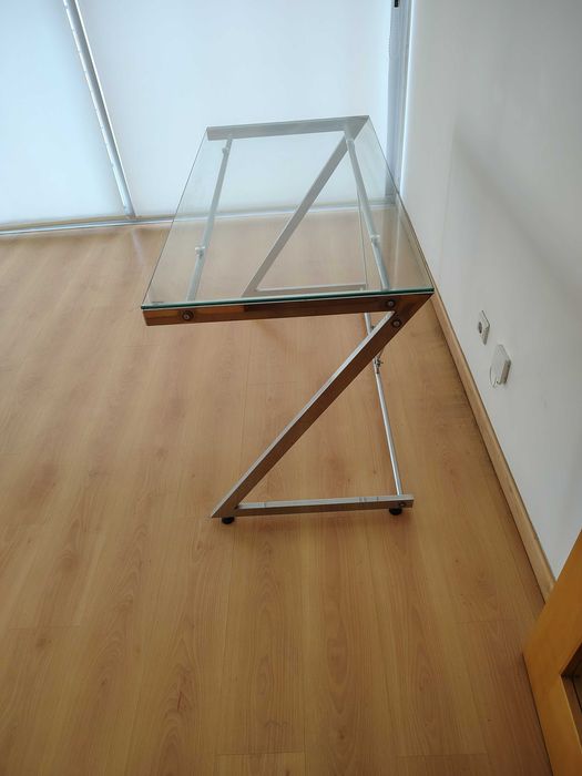 Secretária moderna em vidro – design elegante